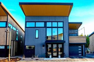 ein modernes Haus mit gelbem Dach in der Unterkunft Mountain View Retreat at The Quarry - Sleeps 10! in Whitefish