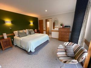 Postel nebo postele na pokoji v ubytování Tikitere Lodge, Rotorua