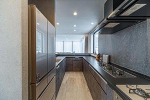 倶知安町にあるVilla Yin Nisekoのコンロとカウンタートップのあるキッチン