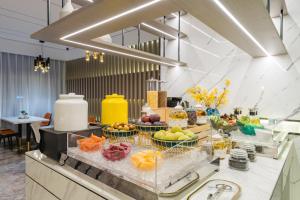 ein Buffet mit Obst und Gemüse auf der Theke in der Unterkunft Atour Hotel Hefei USTC Huangshan Road in Hefei