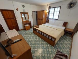 1 dormitorio con 1 cama y escritorio con ordenador en Fullmoon House Samui, en Lamai