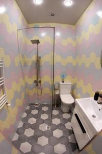 uma casa de banho com um chuveiro, um WC e um lavatório. em Parvana Guest House em Guiumri
