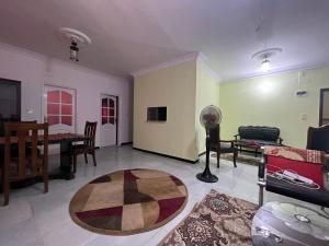 sala de estar con mesa y sofá en شقه حديثه في وسط المنصوره بالقرب من الجامعه ١٧٥ متر en Mansoura