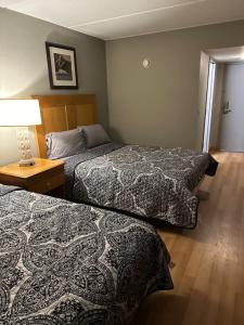Ένα ή περισσότερα κρεβάτια σε δωμάτιο στο Madison Inn & Suites