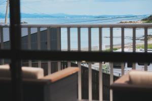 uma vista para o oceano a partir de uma varanda em Little Seagull by SANA em Tateyama