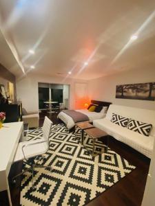sala de estar con muebles blancos y alfombra en Modern studio near UCSF/Chase/Oracle Park en San Francisco