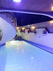 una grande piscina con scivolo in un edificio di Cool Martin Family Hotel and Resort a Bacoor