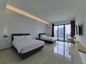 Postel nebo postele na pokoji v ubytování The Penthouse and Suite SGR Melaka