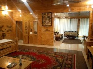 Ghairaat Castles في شيترال: غرفة معيشة كبيرة مع سجادة وغرفة معيشة
