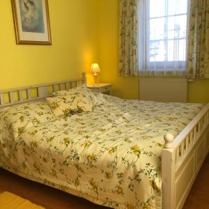 1 dormitorio con 1 cama con colcha de flores en Appartment Martin, en Westendorf
