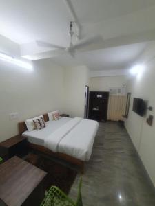 1 dormitorio con 1 cama y ventilador de techo en Hotel YLS, Itnagar en Itānagar