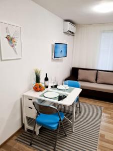 ein kleines Wohnzimmer mit einem Tisch und Stühlen in der Unterkunft Aloha in Burgas City