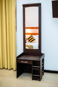 eine Kommode mit einem Spiegel darüber in der Unterkunft Villa Andaz in Negombo
