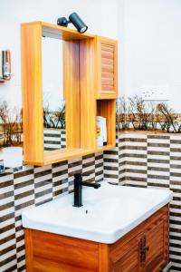 eine Küche mit einem Waschbecken und einem Spiegel in der Unterkunft Villa Andaz in Negombo