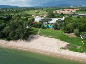 - une vue aérienne sur le complexe et la plage dans l'établissement Purimas Beach Hotel & Spa, à Ban Chang