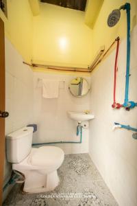 バガンにあるゴールデン ミャンマー ゲストハウスのバスルーム(白いトイレ、シンク付)
