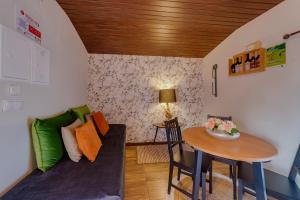 een woonkamer met een bank en een tafel bij Arrabia Casa da Eira in Raiva