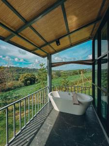 una vasca da bagno su un balcone con vista di Gustavia House and Mountain a Ban Nong Rang Chang