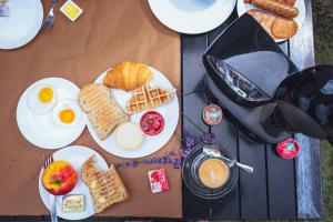 een tafel met borden ontbijtproducten erop bij Kirin Sky Resort in Khao Kho
