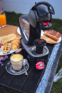 閣考島的住宿－Kirin Sky Resort，一张桌子,一张桌子,一个咖啡壶和一盘食物