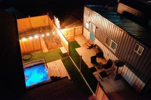 einen Blick über einen Hinterhof mit Pool in der Unterkunft Tiny Home Hot Tub in Colorado City