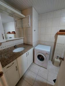 La salle de bains est pourvue d'un lave-linge et d'un lavabo. dans l'établissement Elite Rezıdence, à Alanya