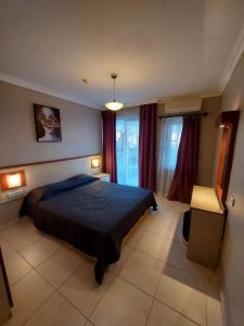 - une chambre avec un grand lit dans l'établissement Elite Rezıdence, à Alanya