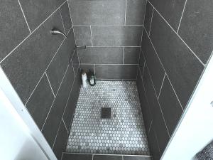 bagno con doccia e pavimento piastrellato di Tiny Home Hot Tub a Colorado City