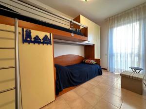 a bedroom with a bunk bed in a room at Residenza Porta Del Mare in Lignano Sabbiadoro