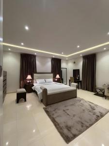 1 dormitorio grande con 1 cama grande y 1 alfombra en Fedora Luxury Villa in Lekki Phase 1, en Lekki