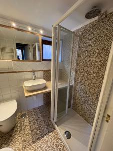 a bathroom with a shower and a toilet and a sink at Lo Chalet di Ponte Milvio - Auditorium - Foro Italico - Stadio Olimpico in Rome