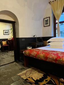 a bedroom with a bed and a table and a window at Pingyao Yide Hotel in Pingyao