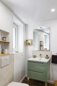 a bathroom with a sink and a mirror at Le Constantin - Ecrin chaleureux & confortable, centre-ville à 2 pas in Provins