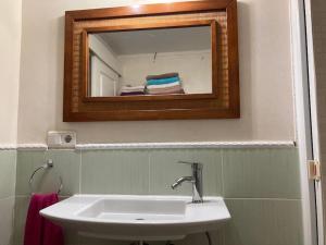 ein Bad mit einem Waschbecken und einem Spiegel in der Unterkunft Para amantes de espacios amplios, sol y relax in Argentona
