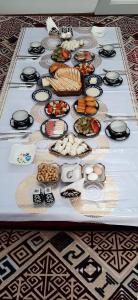 una mesa con muchos platos de comida. en Doppi, en Khiva