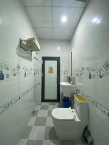 藩郎的住宿－Phuong Linh Mini Hotel，白色的浴室设有卫生间和水槽。