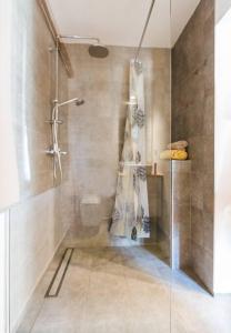 y baño con ducha y cortina de ducha. en Pr'Kovač 2 /Perfect stay for 2, en Bohinjska Bela