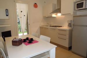 een kleine keuken met een tafel en een aanrecht bij Lovely apartment close to Bibione beach in Bibione