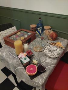 stół z jedzeniem i napojami w obiekcie Le Mans bienvenue w mieście Le Mans
