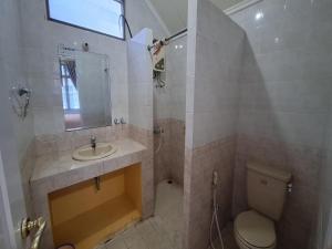 CikundulにあるVilla Kota Bunga EE2-03の洗面台、トイレ、鏡のあるバスルーム +4枚の写真