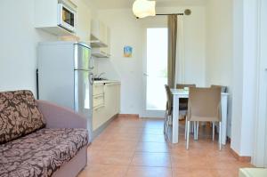 sala de estar con sofá y mesa en Nice three bedroom apartment close to the sea, en Bibione