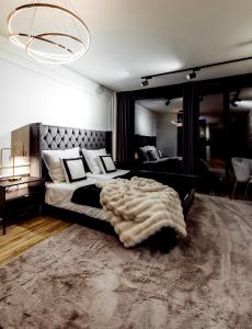 a bedroom with a large bed with a large rug at APARTAMENTY ARTE LUBLIN Studio Unia Art Residence 118 - faktura VAT garaż in Lublin