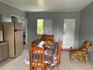 特拉曼達伊的住宿－Casa de Praia，厨房配有桌椅和冰箱。