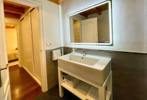 アーロにあるAPARTAMENTO CONDE DE HAROのバスルーム(白い洗面台、鏡付)