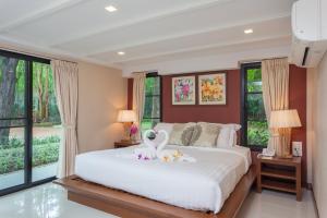 Katil atau katil-katil dalam bilik di Raya Resort Beach front - The Most Green Resort in Cha-am