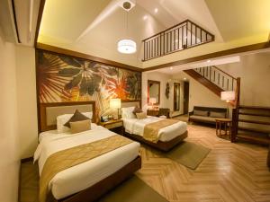um quarto de hotel com duas camas e uma escada em La Jolla Luxury Beach Resort em Malawin