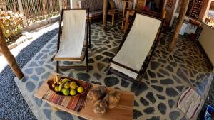 a table with a bowl of fruit and two easels at Ravo Ravo Resort Nosy Be in Antafondro