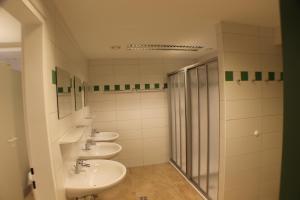 A bathroom at Jugendgästehaus St. Gilgen