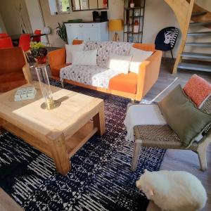 uma sala de estar com um sofá e uma mesa de centro em Mon Pré Vert em Saint-Ellier-du-Maine