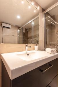 シエラネバダにあるHolidays, Tripp, 1 dormitorio, 4 personas, Terrazaの白い洗面台と鏡のあるバスルーム +24枚の写真